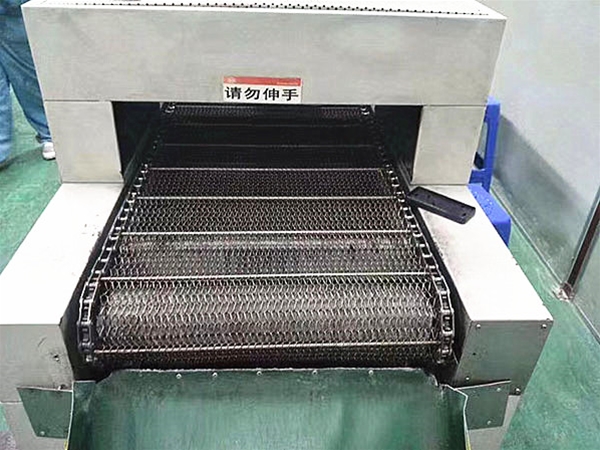轉彎(wan)鏈闆輸送機如何(he)定製(zhi)呢(ne)